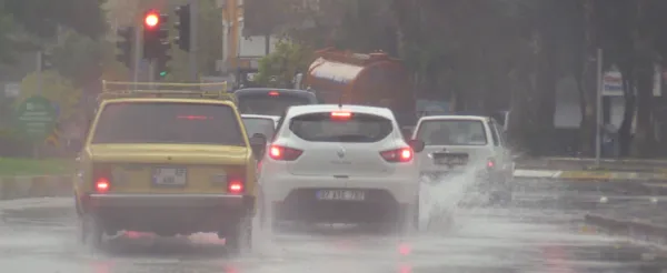 ANTALYA’DA BU SABAH BAŞLAYAN YAĞIŞ VE FIRTINA ETKİLİ OLUYOR