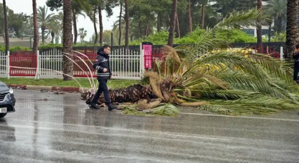 ANTALYA’DA FIRTINA BÖYLE VURDU.. SAHİLDE DEV DALGALAR PANİK YARATTI