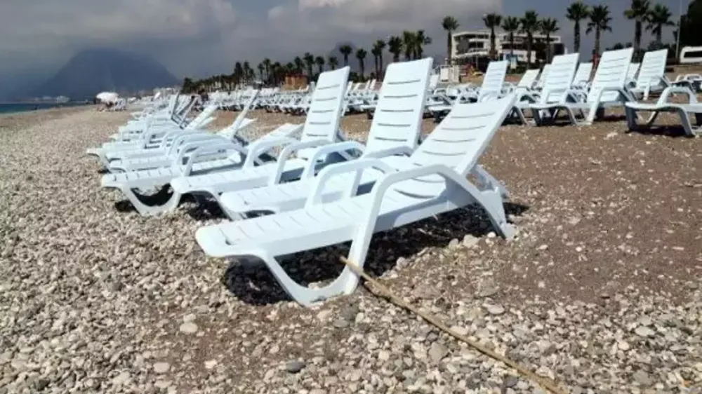 ANTALYA SAHİLLERİNDE ŞEZLONG KRİZİ.. YÜZDE 30 KURALI GETİRİLİR Mİ?