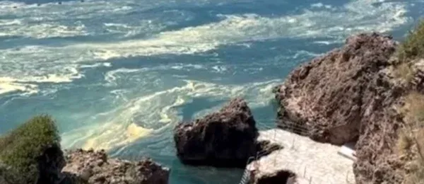 ANTALYA’DA MÜSİLAJ TEHLİKESİ.. DÜNYACA ÜNLÜ SAHİLİ GÖRENLER İNANAMADI