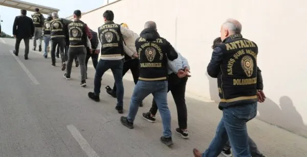 ANTALYA’DA SAHTE SAVCI VE POLİS OPERASYONU.. 6 KİŞİ TUTUKLANDI