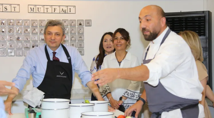 YEMEK YARIŞMASI.. ANTALYA VALİSİ ŞAHİN YARIŞMACI EŞİ JÜRİ ÜYESİ OLDU