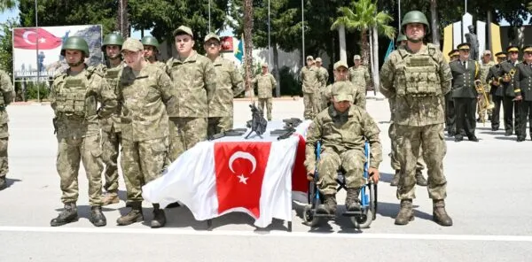 ANTALYA’ DA DUYGUSAL ANLAR .. ‘BİR ÖMRE BEDEL ASKERLİK’