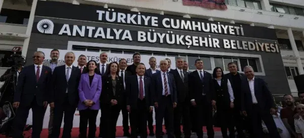 ANTALYA BÜYÜKŞEHİR BELEDİYESİ’NDE BÜROKRATLAR DİKEN ÜSTÜNDE