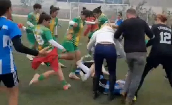KADIN FUTBOLCU KALÇAYA ŞUT ÇEKTİ.. HANİ KADINLAR ŞİDDETE KARŞIYDI?
