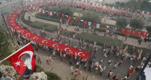 ANTALYA’DA BİNLERCE KİŞİ FENER ALAYINA KOŞTU