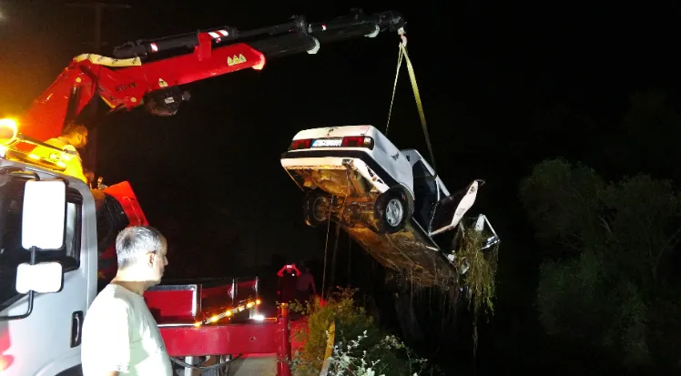 ANTALYA’DA OTOMOBİL DEREYE UÇTU.. 2 KİŞİ KAYIP