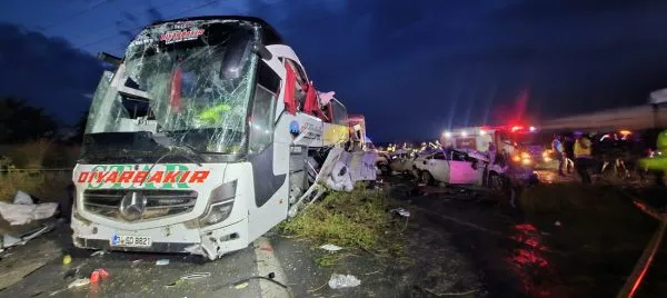 YOLCU OTOBÜSÜ KARŞI ŞERİDE GEÇTİ.. 12 ÖLÜ 20