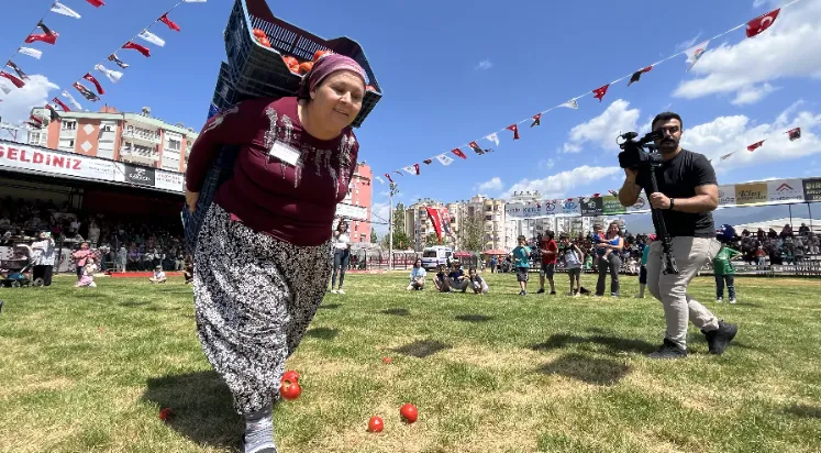 EMEKÇİ KADINLAR TARIM FESTİVALİ’NDE EĞLENEREK STRES ATTI