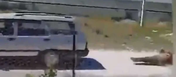 KOMŞUSUNU ARACA BAĞLAYIP SÜRÜKLEDİ