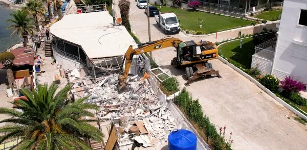 ‘DENİZLER HALKINDIR’ PROJESİ.. BAKANLIK KIYIDAKİ KAÇAKLARI YIKIYOR