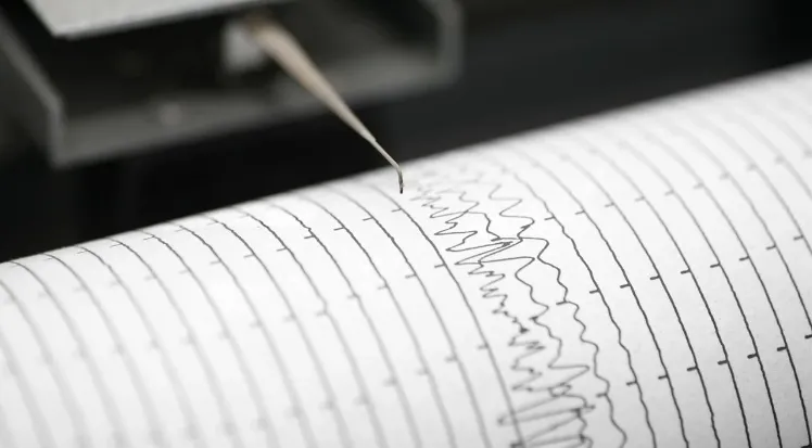 AKDENİZ’DE 4,4 BÜYÜKLÜĞÜNDE DEPREM