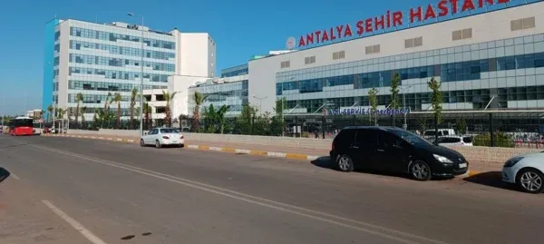 ANTALYA ŞEHİR HASTANESİ’NDE DURAK KRİZİ.. VATANDAŞ CHP’Lİ BAŞKAN’A ÖFKELİ