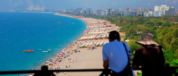 BAYRAM BİTTİ TATİL BİTMEDİ.. ANTALYA SAHİLLERİNDE YOĞUNLUK DEVAM EDİYOR