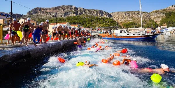 MEİS-KAŞ YÜZME YARIŞI 2024.. AKDENİZ’DE KULAÇLAR ‘BARIŞ VE DOSTLUK’ İÇİN ATILDI