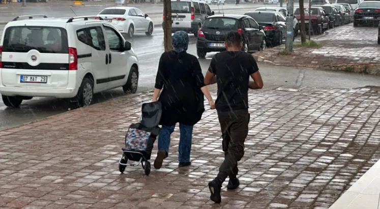 YAĞMUR VE FIRTINA BASTIRDI.. ANTALYA BİR ANDA MEVSİM DEĞİŞTİRDİ
