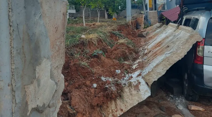 KORKUTELİ YAZIN ORTASINDA KIŞI YAŞADI.. SAHİLDE TATİLCİLERE YAĞMUR ŞOKU