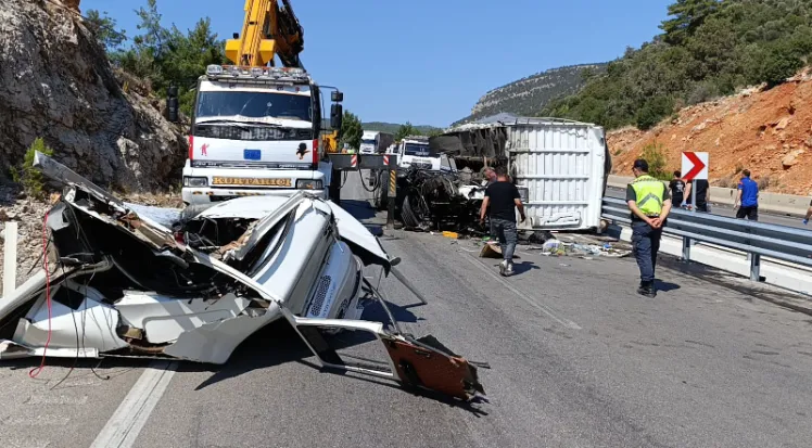 KAMYON TIRA ARKADAN ÇARPTI ORTALIK SAVAŞ ALANINA DÖNDÜ