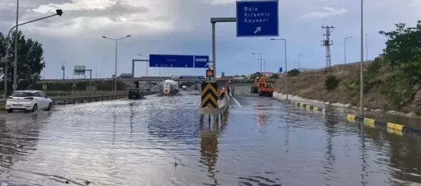 SAĞANAK HAYATI OLUMSUZ ETKİLEDİ.. ANKARA-KONYA YOLU ULAŞIMA KAPANDI