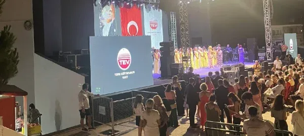 YUNAN DESPİNA.. ATATÜRK POSTERİ VE BAYRAK VAR DİYE SAHNEYE ÇIKMADI