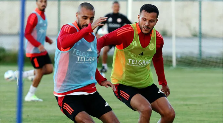 YÜKSEK İRTİFA KAMPI.. ANTALYASPOR LİGE ERZURUM’DA HAZIRLANIYOR 