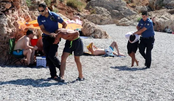 PLAJDA OLAY VAR.. BALTA VE NEŞTERLE DİRENDİLER