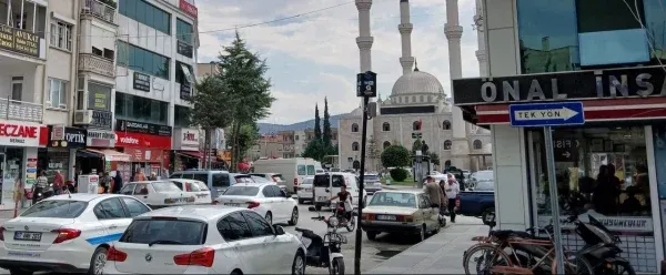 BÜYÜK EZİYET.. ANTALYA’NIN MERKEZİNDEKİ ULAŞIM KRİZİ İLÇELERE DE YANSIDI