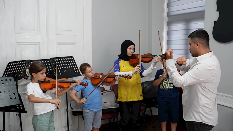 ÖĞRENCİLER BÜYÜKŞEHİR’İN KURSLARIYLA TATİLİN KEYFİNİ ÇIKARIYOR