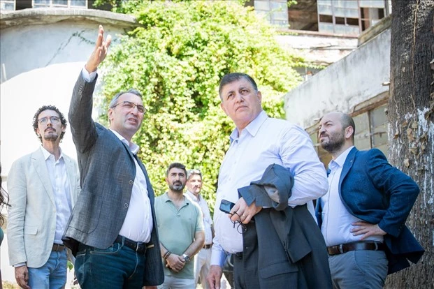Başkan Tugay ve Mahir Polat tarihi Basmane semtinde incelemelerde bulundu