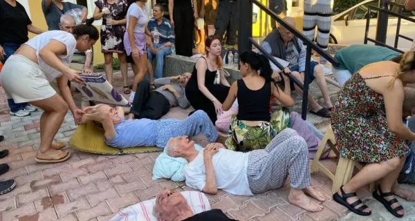 ANTALYA’DA HUZUREVİNDE KORKUTAN YANGIN.. 3 KİŞİ DUMANDAN ETKİLENDİ