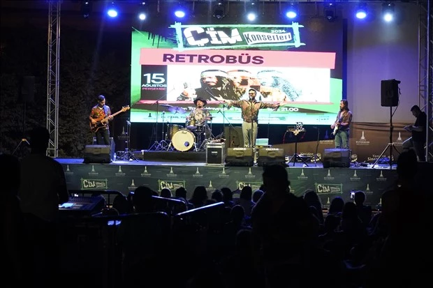 Retrobüs, Çim Konserleri’nde eğlenceyi doruğa çıkardı