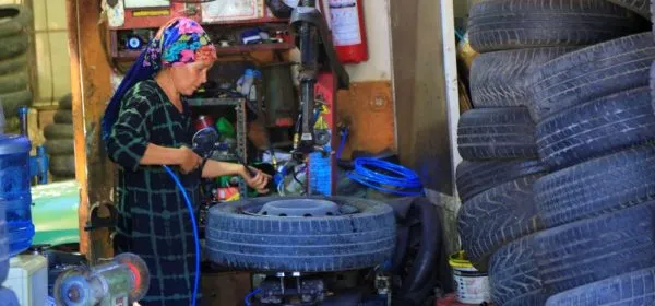 25 YILDIR LASTİK TAMİRCİLİĞİ YAPIYOR.. ‘PİLAV YAPMAKTAN DAHA KOLAY’