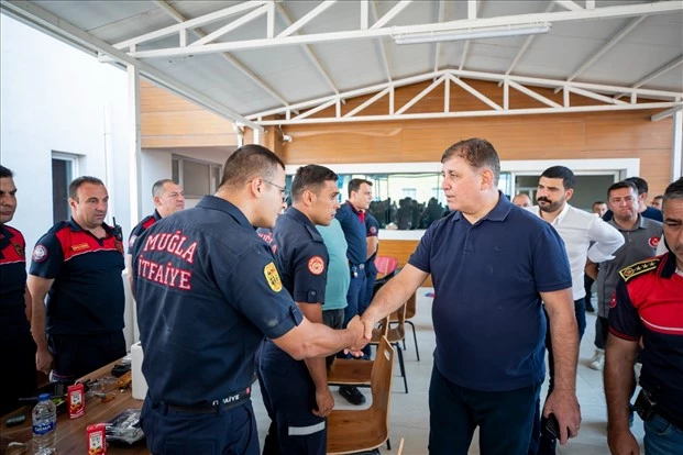 Büyükşehir’in Sosyal Tesisleri yangın mağdurları ile şehir dışından gelen itfaiyecileri ağırlıyor