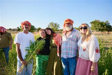 ÇEŞME’DE ATA TOHUMU SUSAMDA İLK HASAT YAPILDI