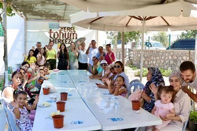 BAŞKAN DENİZLİ, YEREL TOHUM MERKEZİ’NDE ÖZEL GEREKSİNİMLİ ÇOCUK VE GENÇLER İLE TOHUM EKTİ