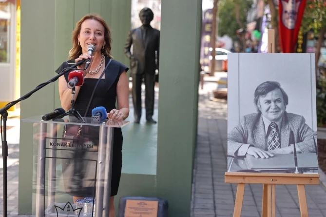 Usta Gazeteci İsmail Sivri Alsancak’taki Heykeli Önünde Anıldı
