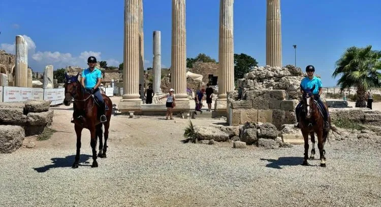 SİDE’DEKİ PLAJLARDA ATLI JANDARMA İŞ BAŞINDA