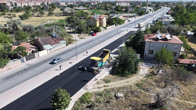 KANAL CADDESİ’NDE ASFALT ÇALIŞMASI GERÇEKLEŞTİRİLİYOR