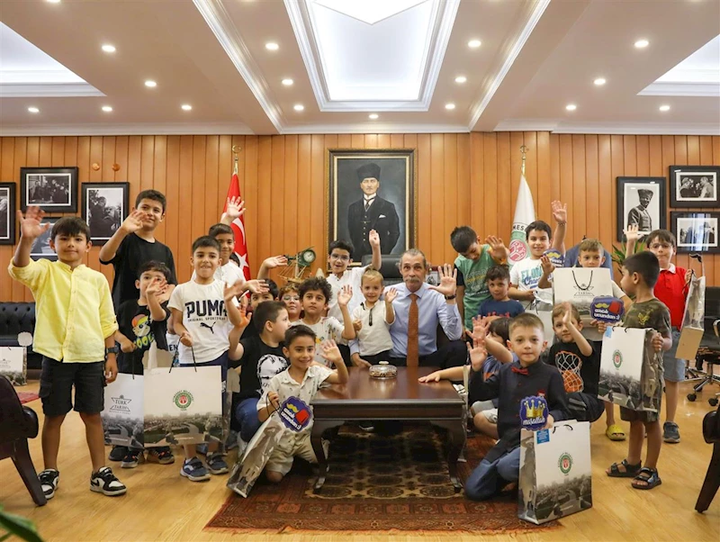 ÇOCUKLARDAN BAŞKAN BEŞİKÇİOĞLU´NA ZİYARET