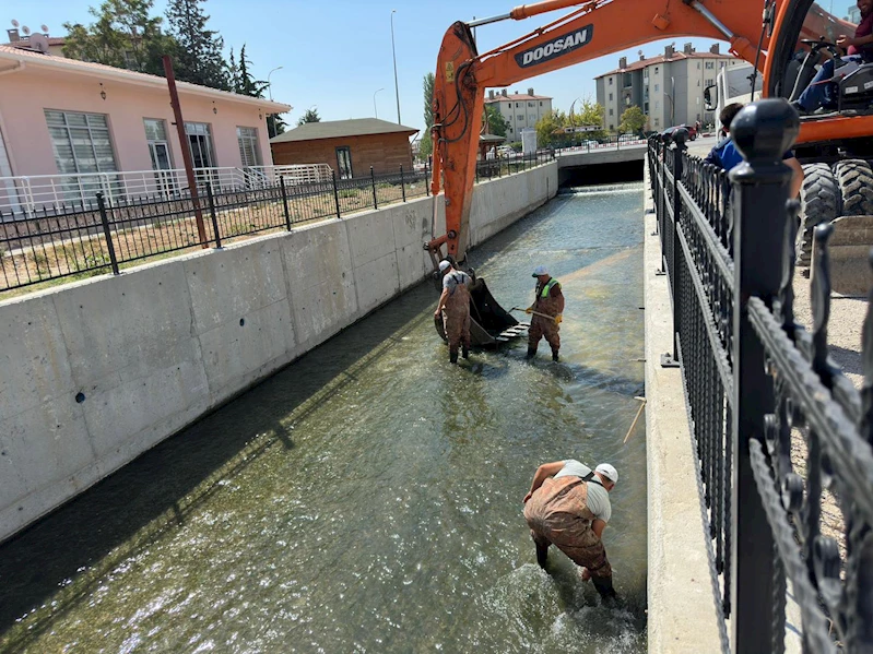 “Menderes Nehri Kanal Temizliği ve Mahalle Temizlikleri Tüm Hızıyla Devam Ediyor”