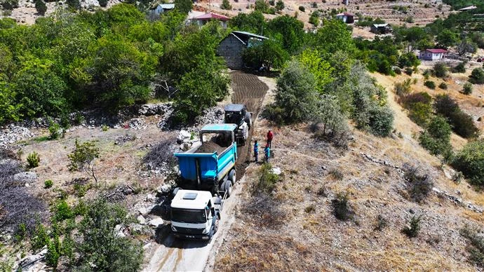 ALANYA BELEDİYESİ’NDEN FİZİKSEL ENGELLİ VATANDAŞIN EVİNE BETON YOL