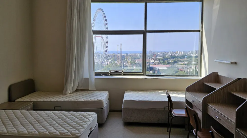 ANTALYA AKDENİZ ÜNİVERSİTESİ’NDE DENİZ VE ORMAN MANZARALI ÖĞRENCİ YURTLARI