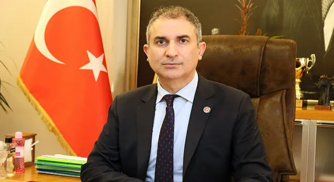 GENÇLERE KUMAR TUZAĞI.. ANTALYA KALDIRIMLARINDA YASA DIŞI BAHİS REKLAMI YAPILIYOR
