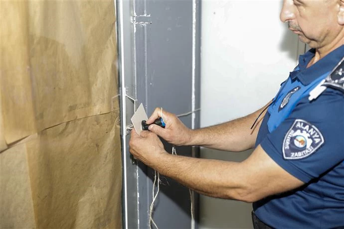 ZEHİR SAÇAN İŞLETMEYİ ZABITA EKİPLERİ MÜHÜRLEDİ