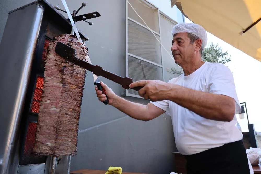 ET FİYATI DÜŞTÜ, İDDİAYI KAYBETTİ.. VE ET DÖNER TEZGAHINI MECLİS