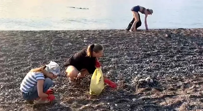 ANTALYA ÇIRALI’DA 3 RUS TURİST SAHİLİ TEMİZLEDİ