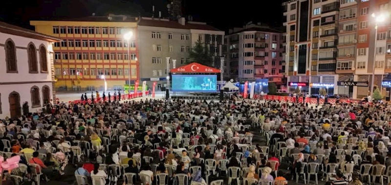 AYBÜKE: ÖĞRETMEN OLDUM BEN FİLMİNE BÜYÜK İLGİ