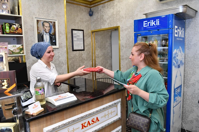 Ortahisar Belediyesi, Zafer Bayramı dolayısıyla bayrak dağıttı