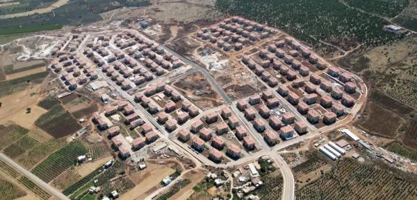 YÜRÜNEMEZ HALDE TAŞLIK ARAZİYDİ.. 15 AYDA ADETA YENİ BİR ŞEHİR KURULDU
