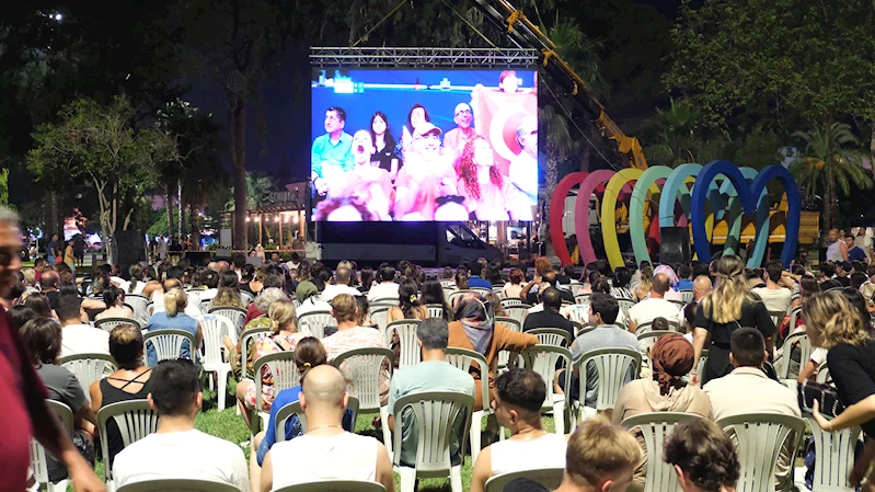 Kemer’de milli maç için dev ekran kuruldu
